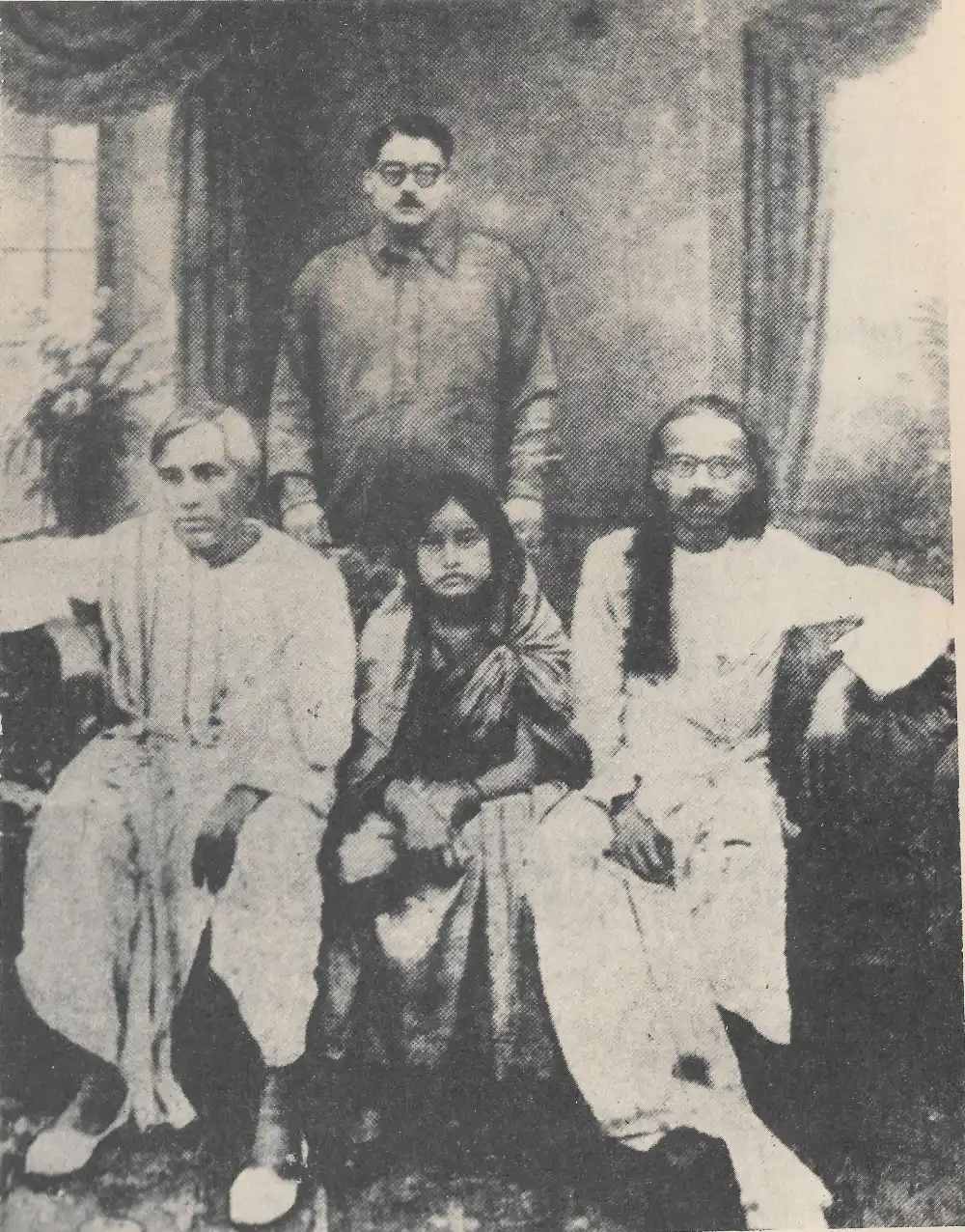 Saratchandra_with_from_left standing Manindranath Ray Bulurani debi and Birendrakumar Ghosh