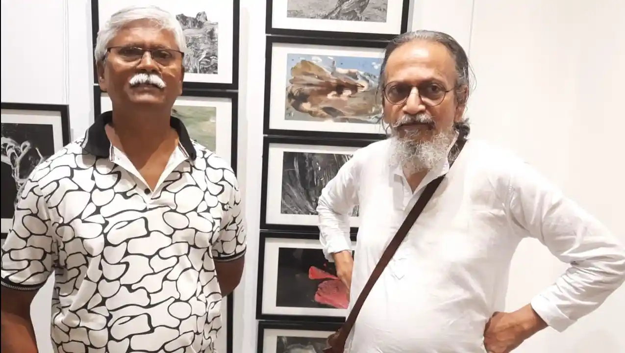 প্রদর্শনীতে অমিতাভ সেনগুপ্ত ও শিল্পী সুদর্শন ব্রহ্মচারী।