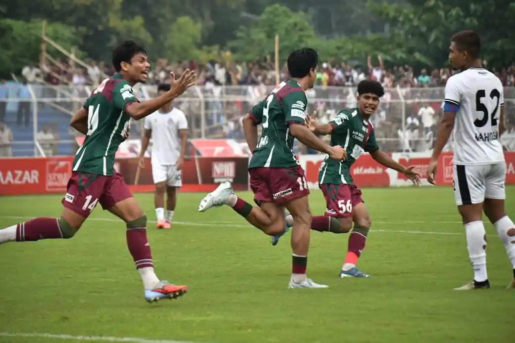 কলকাতা ফুটবল লিগে গোলের পর মোহনবাগান ফুটবলারের উচ্ছ্বাস ও সমর্থকদের উদযাপন