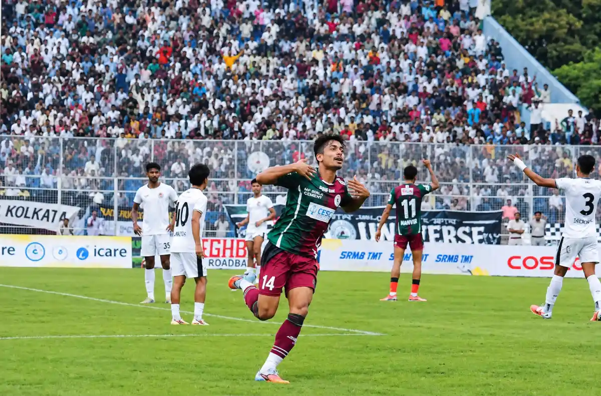 কলকাতা ফুটবল লিগে গোলের পর মোহনবাগান ফুটবলারের উচ্ছ্বাস ও সমর্থকদের উদযাপন
